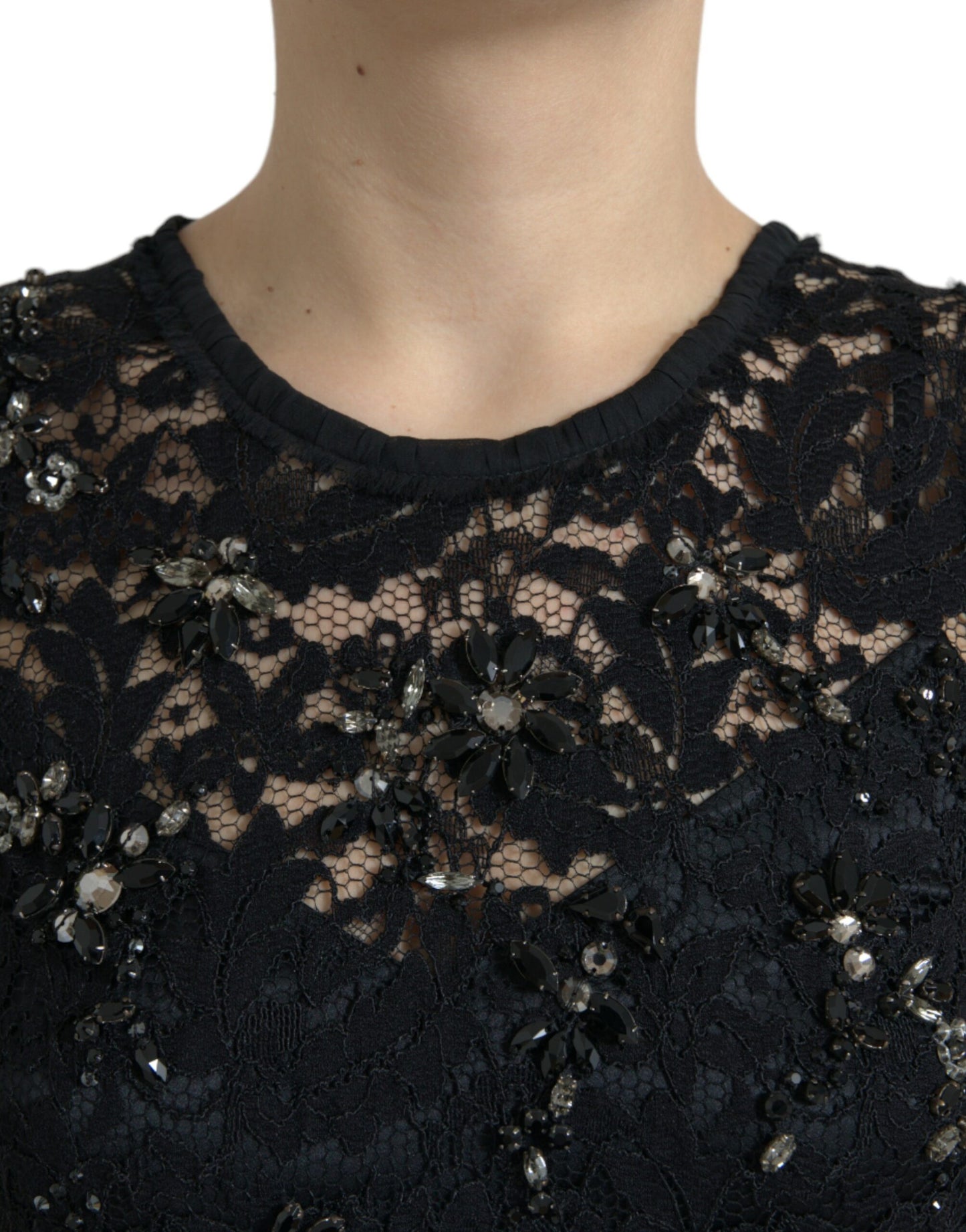 Opulent knee-length dress with crystal glass and sequined floral embellishments