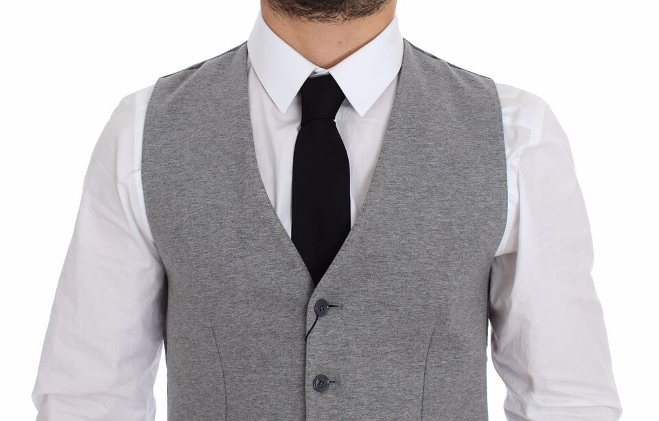 Single-breasted design and adjustable back waist strap for impeccable tailoring