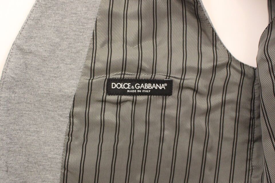 Elegant and modish piece that enhances any gentleman’s attire