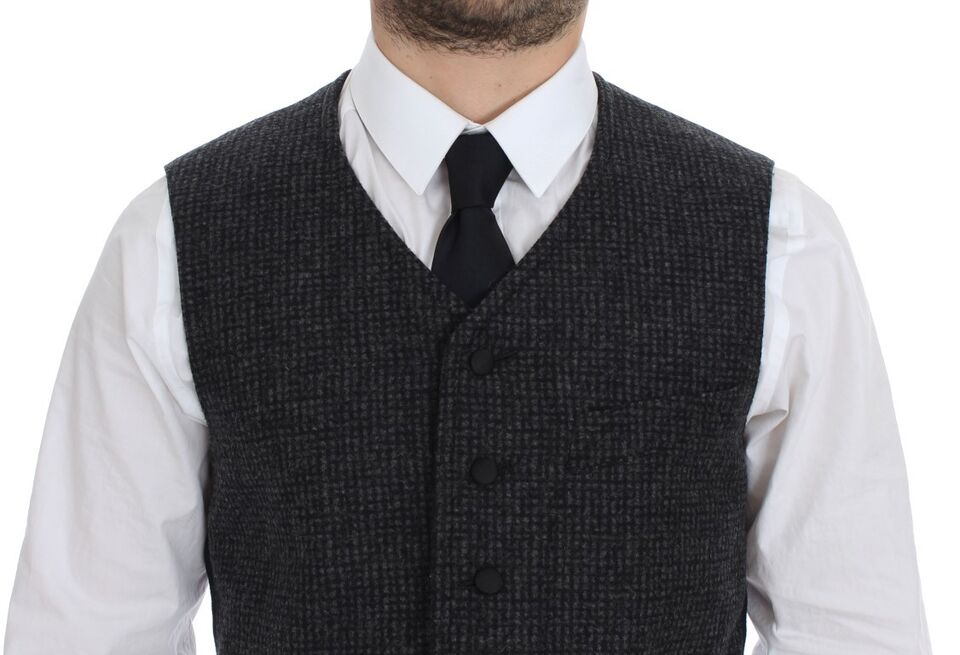 Sophisticated single-breasted design with adjustable back waist strap