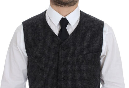Sophisticated single-breasted design with adjustable back waist strap