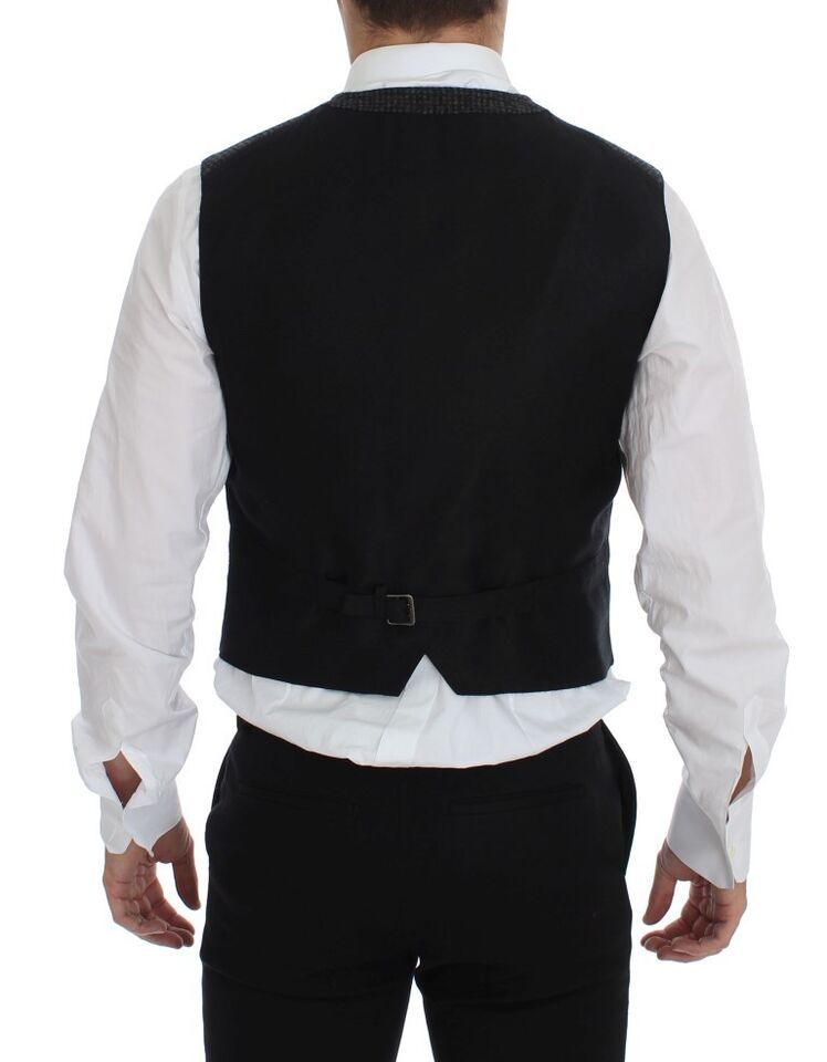 Gray vest made with 50% Wool, 15% Cotton, 11% Lana Wool, 11% Acrylic, 8% Polyester, 5% Others
