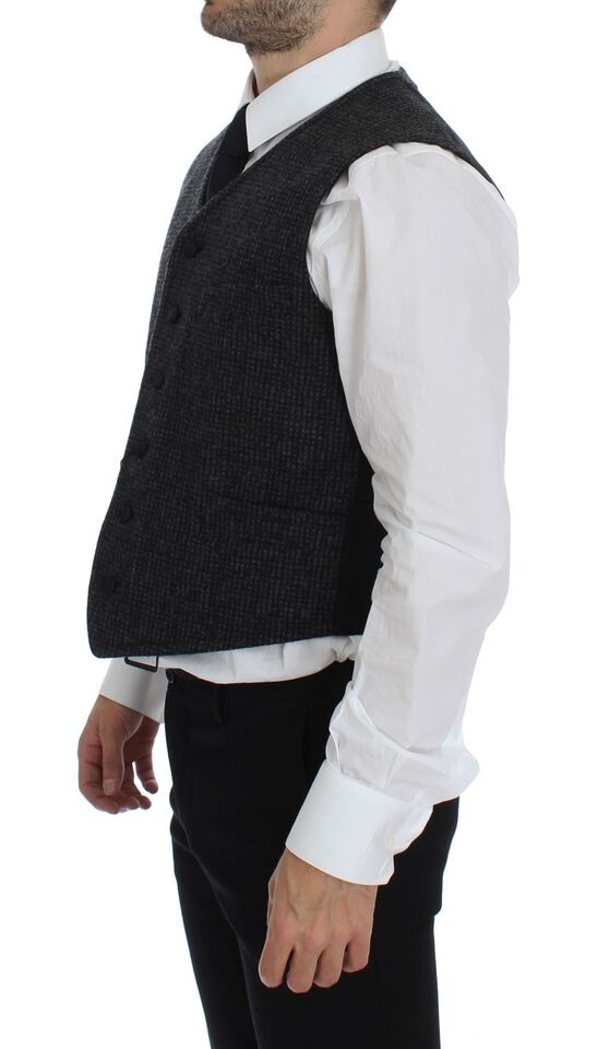 Full front button closure for a classic touch