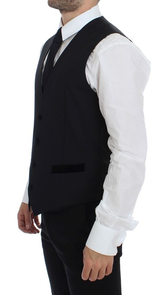 Detailed with the brand’s iconic logo, crafted with precision in Italy
