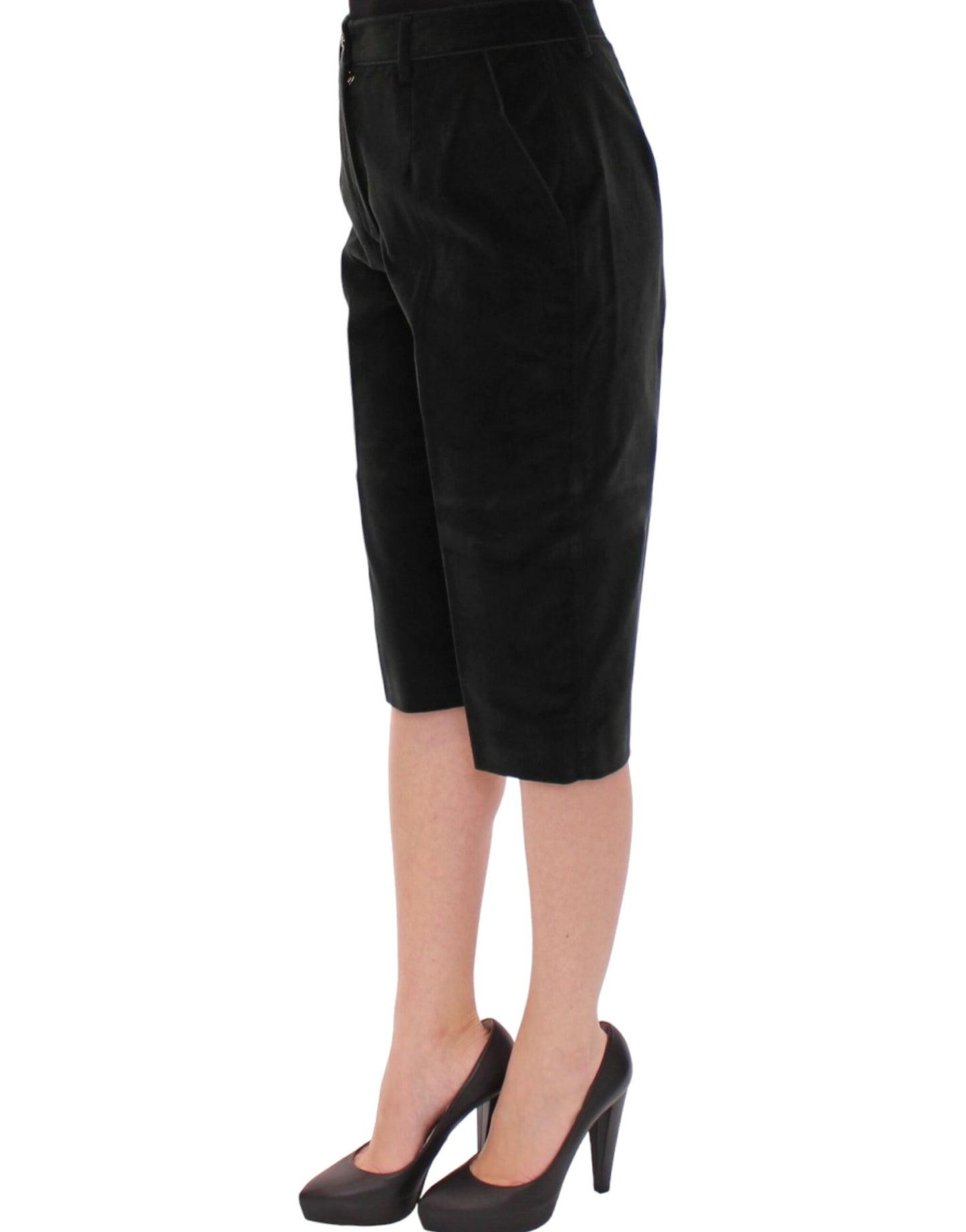 Tailored to perfection with zipper and button closure