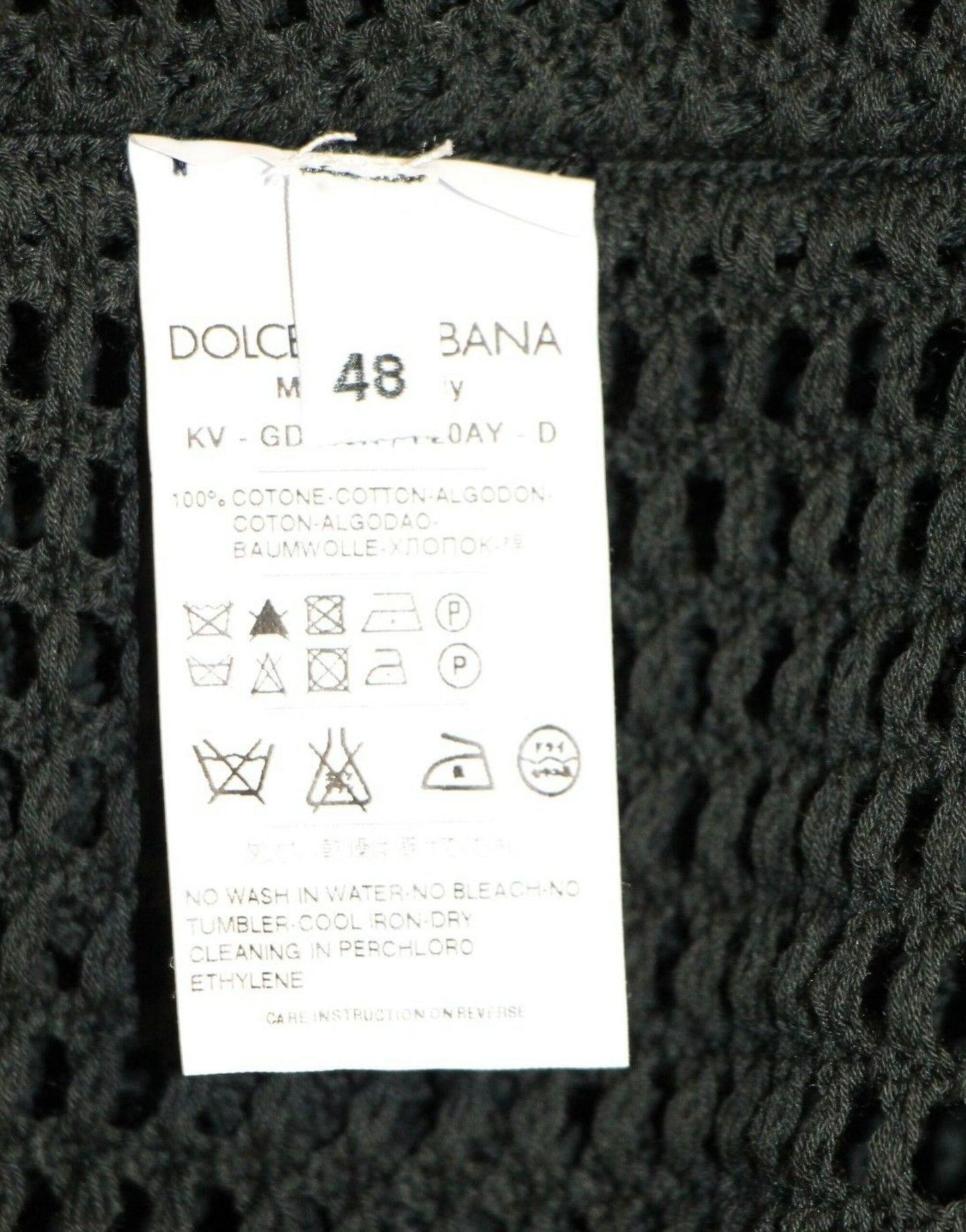 Understated luxury sweater in dark green, perfect for embracing sophisticated style