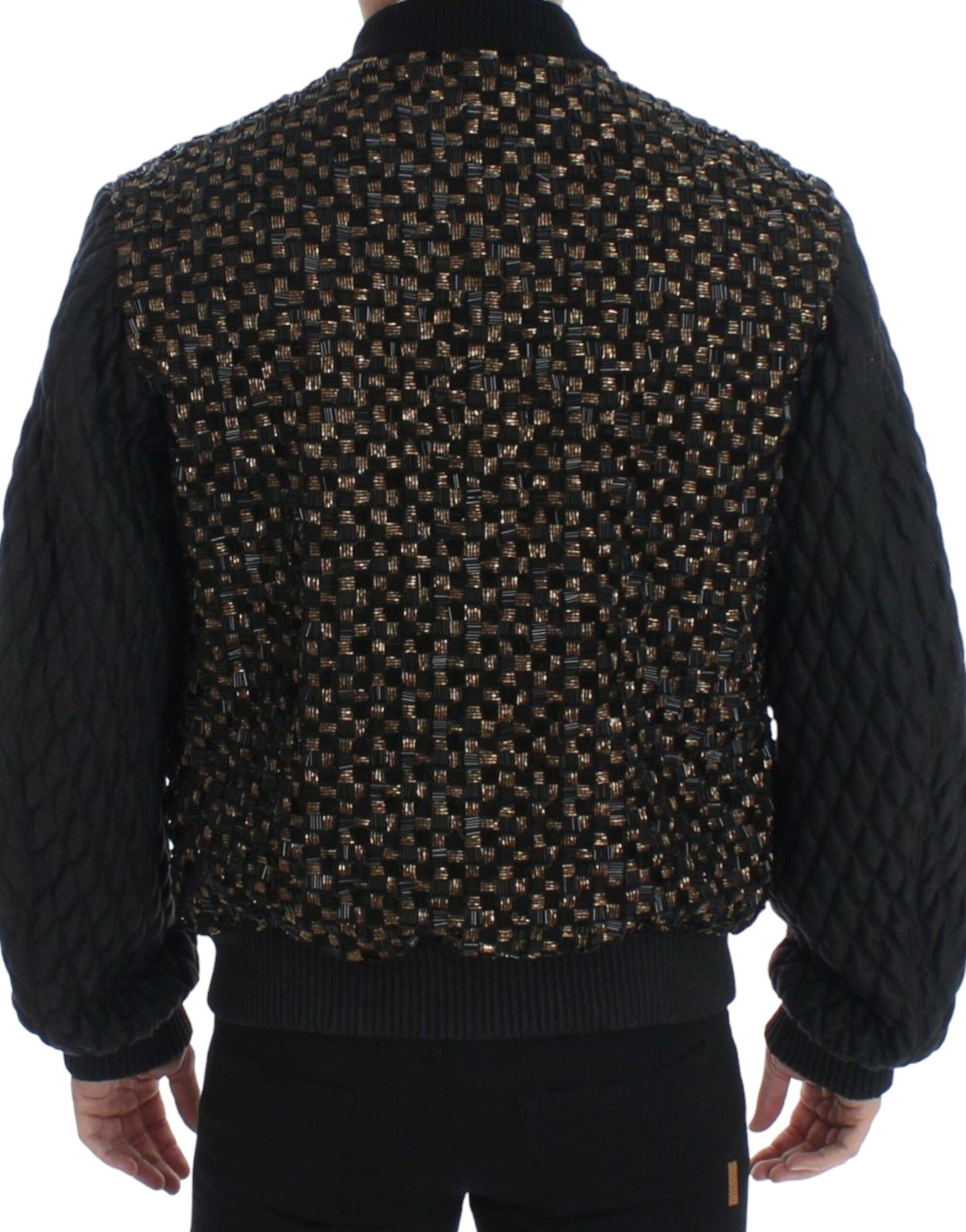 Full zipper closure and multiple zipped pockets for functionality