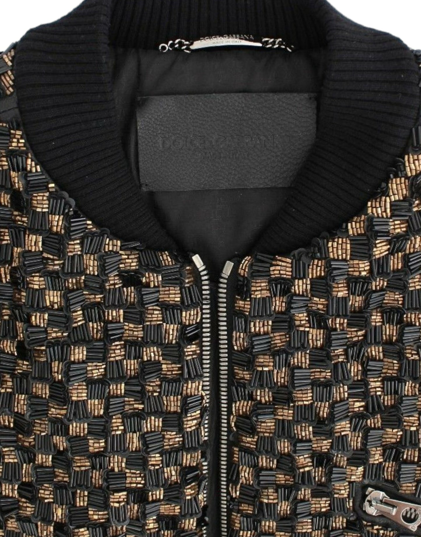 35% Goatskin Leather, 30% Lana Wool, 20% Glass, 10% Plastic, 5% Wool