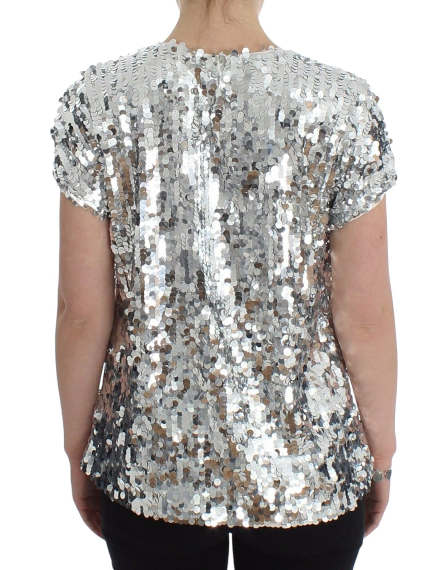 Chic back button opening and luxurious logo details