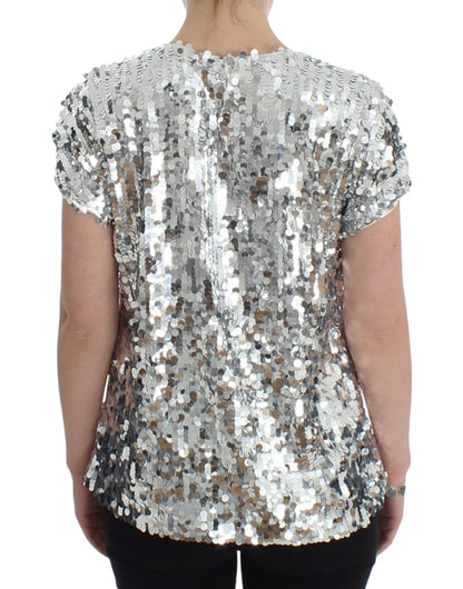 Chic back button opening and luxurious logo details