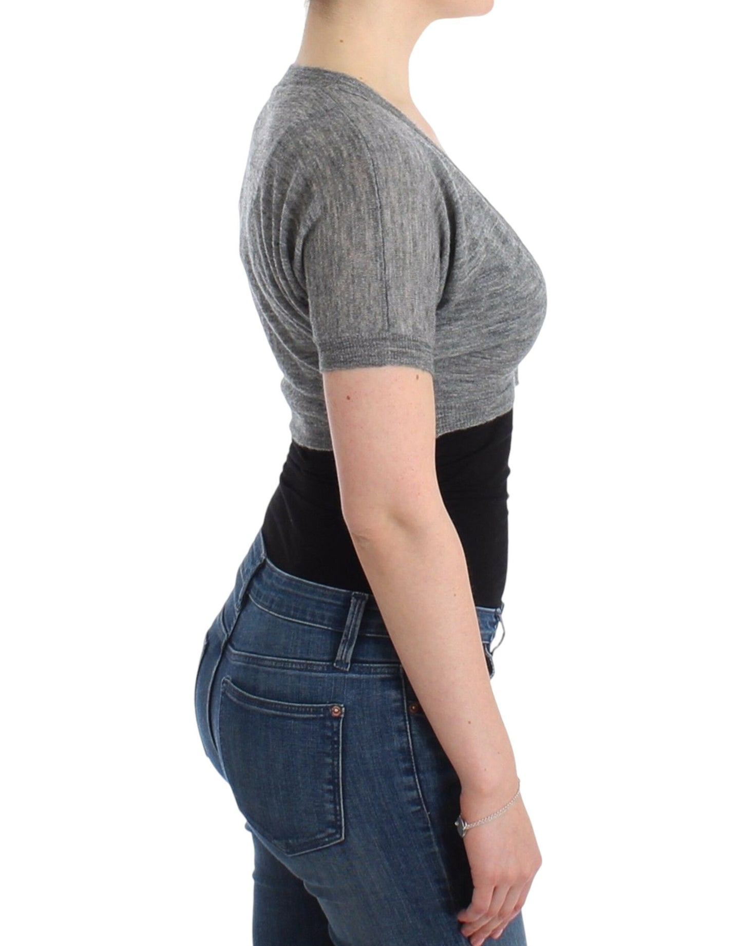 Impeccable gray bolero with signature logo details and button closure