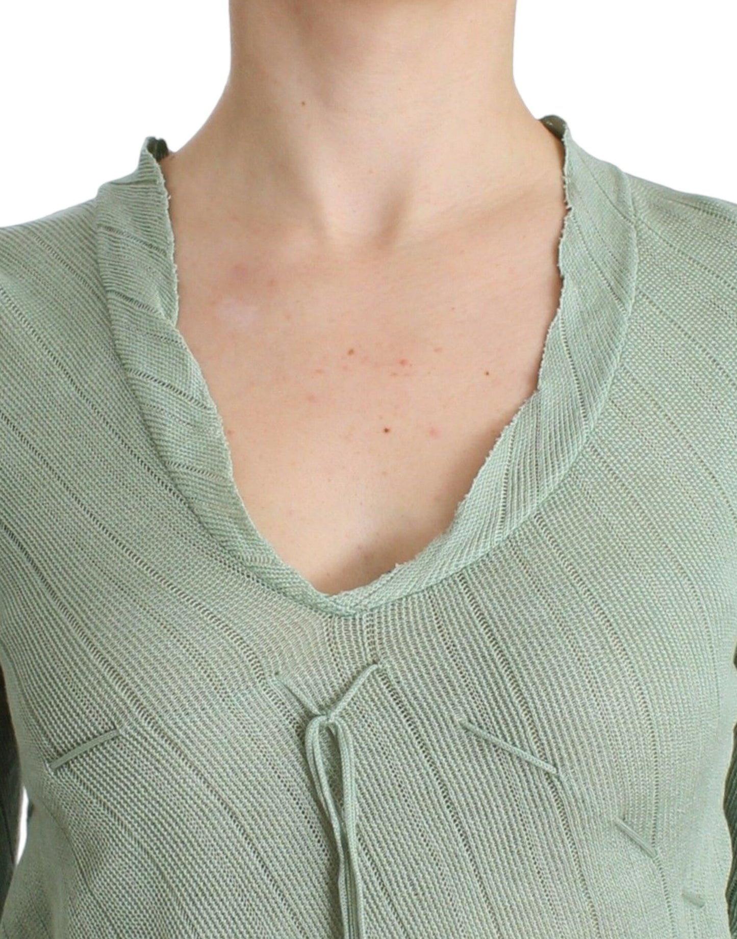 Sumptuous green knit top with thin knit design and logo details