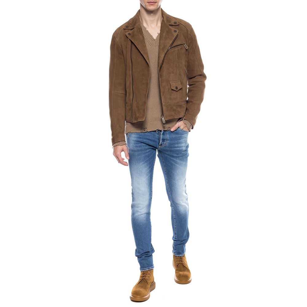 Tapered legs with raw trim and iconic brown and red logo patch