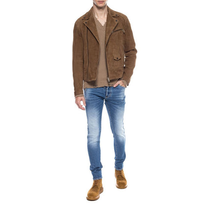 Tapered legs with raw trim and iconic brown and red logo patch