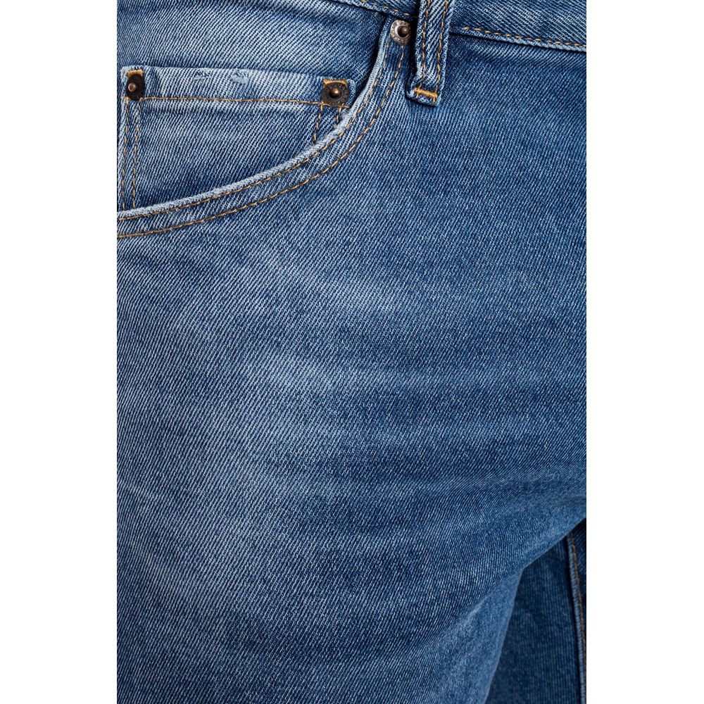 Button fastening for a perfect fit and comfort of cotton with stretch