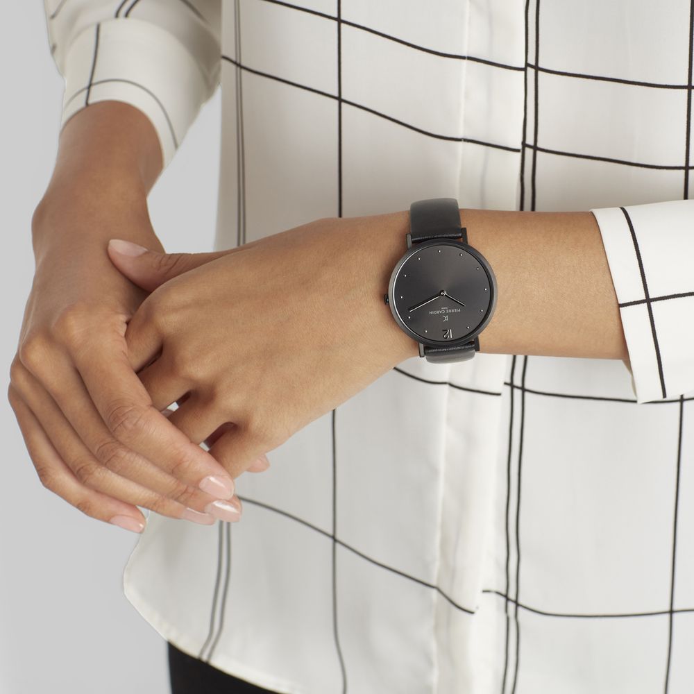 Black women's wristwatch with mineral glass, no extra functions, and 19 max wrist circumference