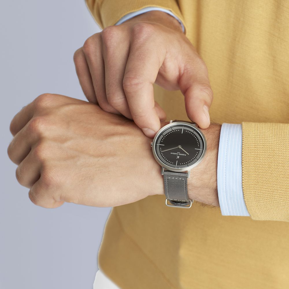 Analog quartz men's watch with 3 ATM water resistance