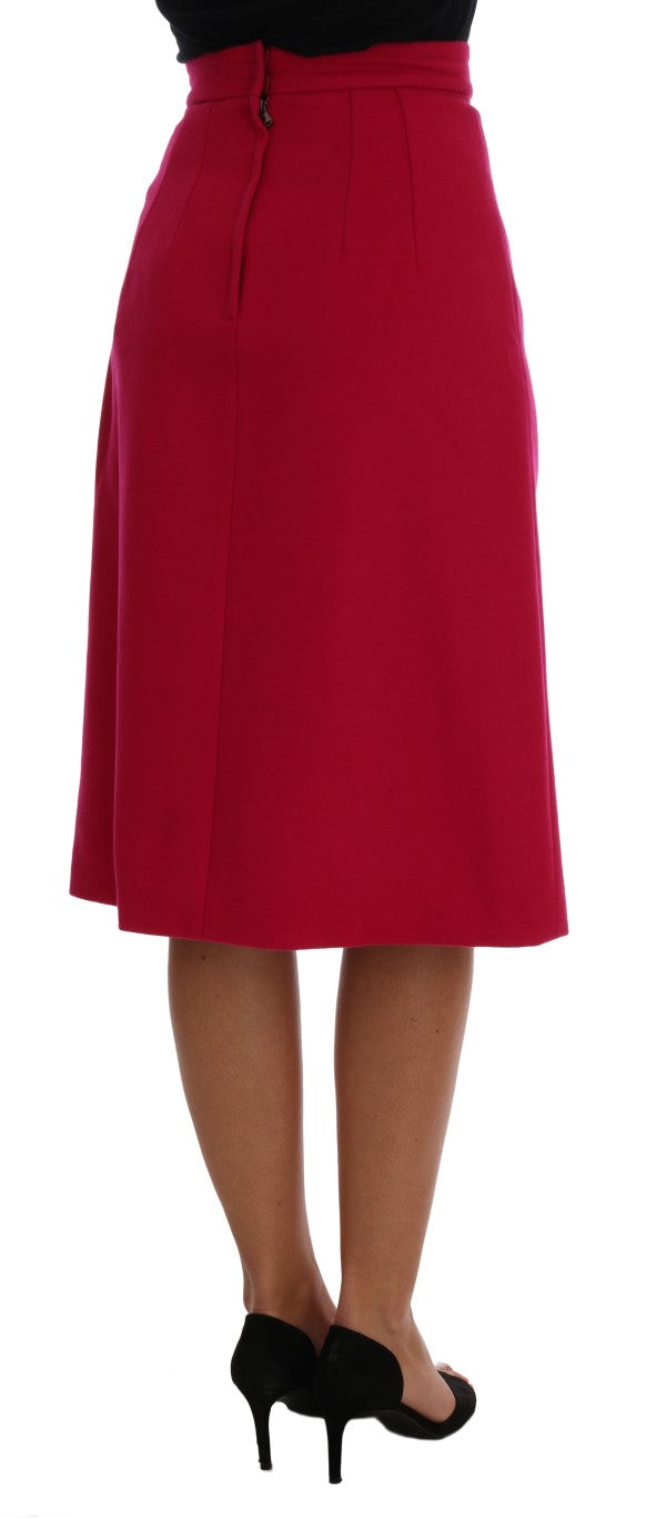Flattering knee-length cut with convenient zipper closure at the back