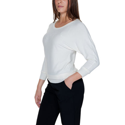 Guess Women’s Shirt in white color and made of quality viscose material