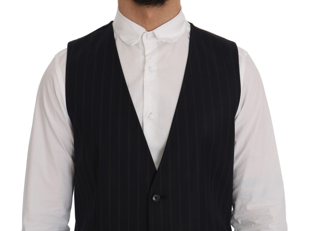 Sophisticated and sharp silhouette for formal attire