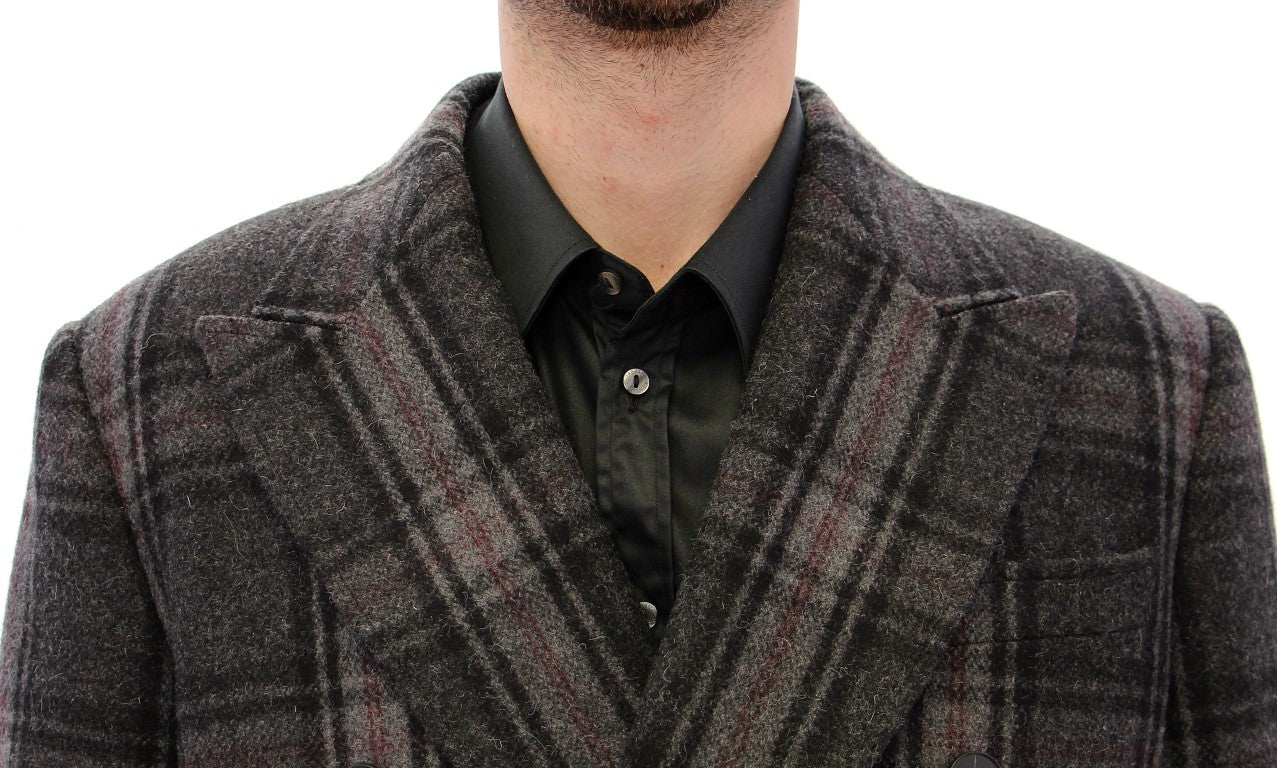 Classic gray checkered pattern exudes elegance