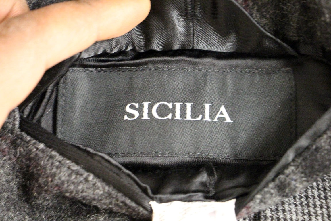 Three outside and three inside pockets for convenience and style