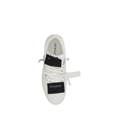 Contrasting logo on the heel for an urban and contemporary feel