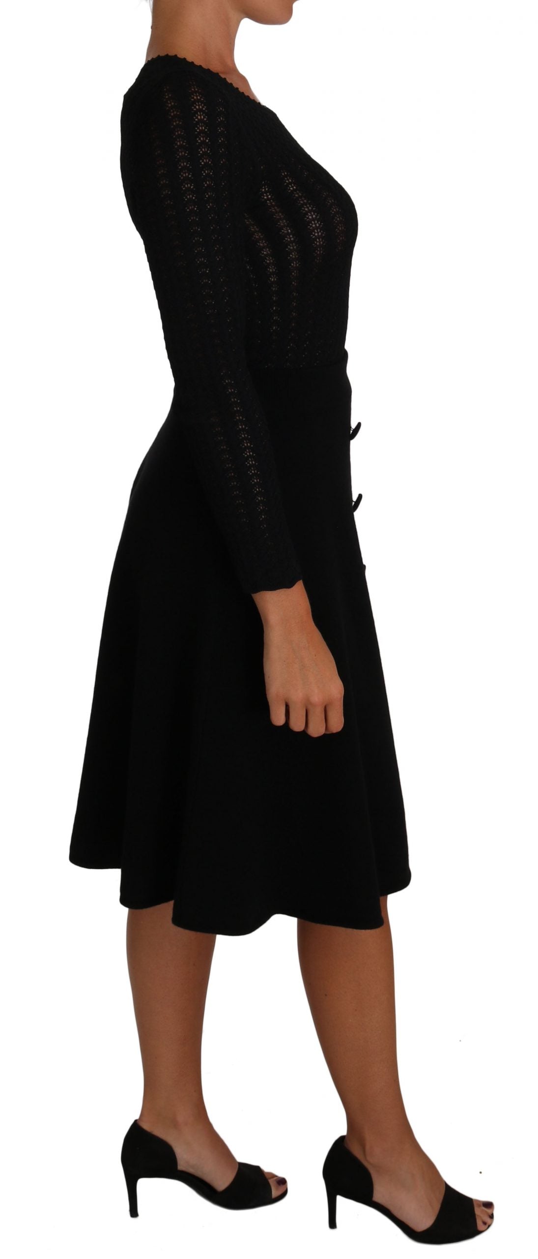 Luxurious blend of wool and viscose for comfort and flattering silhouette
