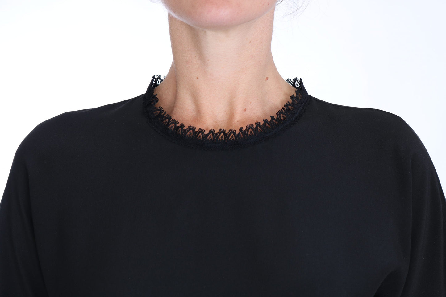 Timelessly chic silhouette with iconic logo detail