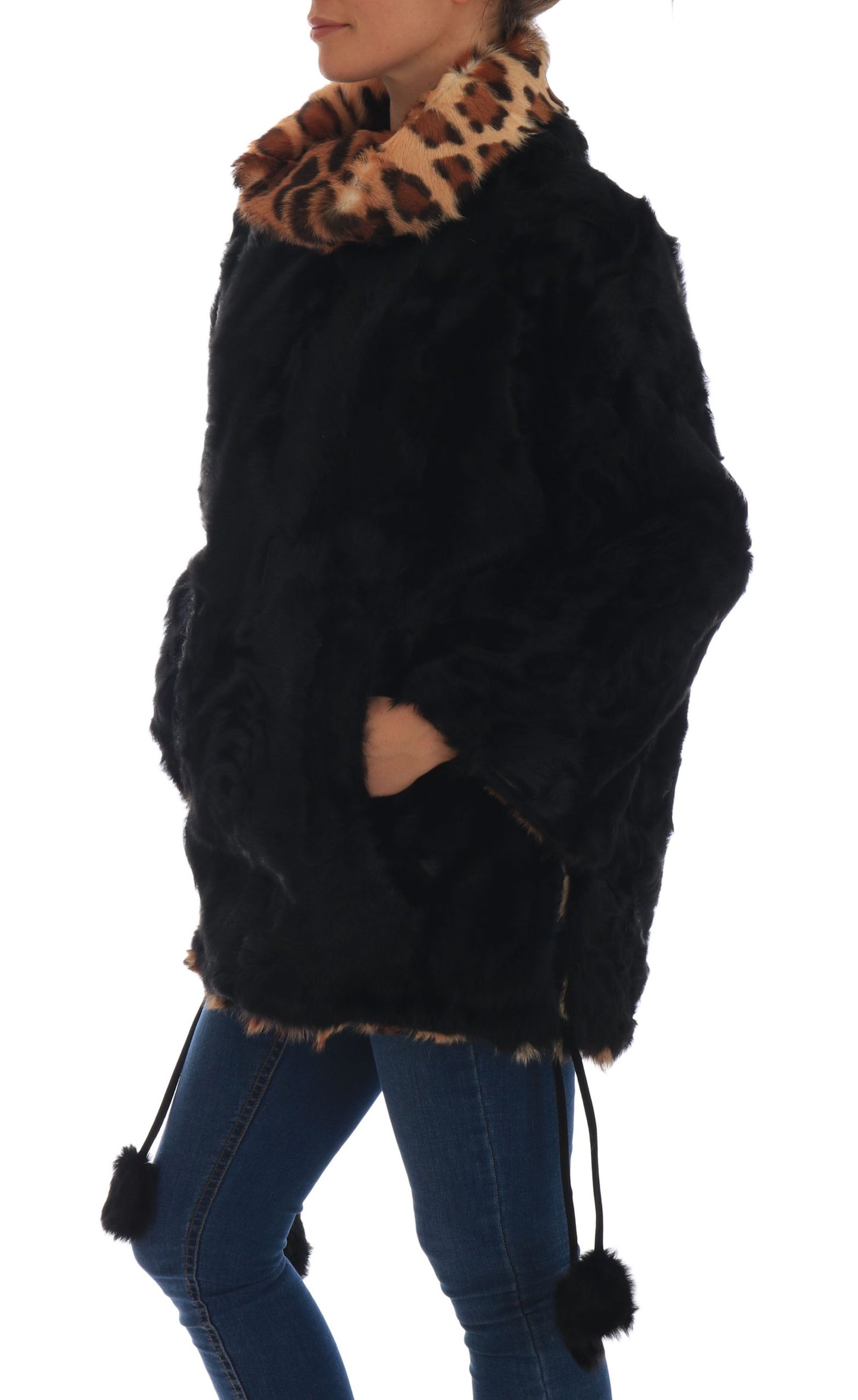 Stunning short fur coat with exquisite leopard print lining